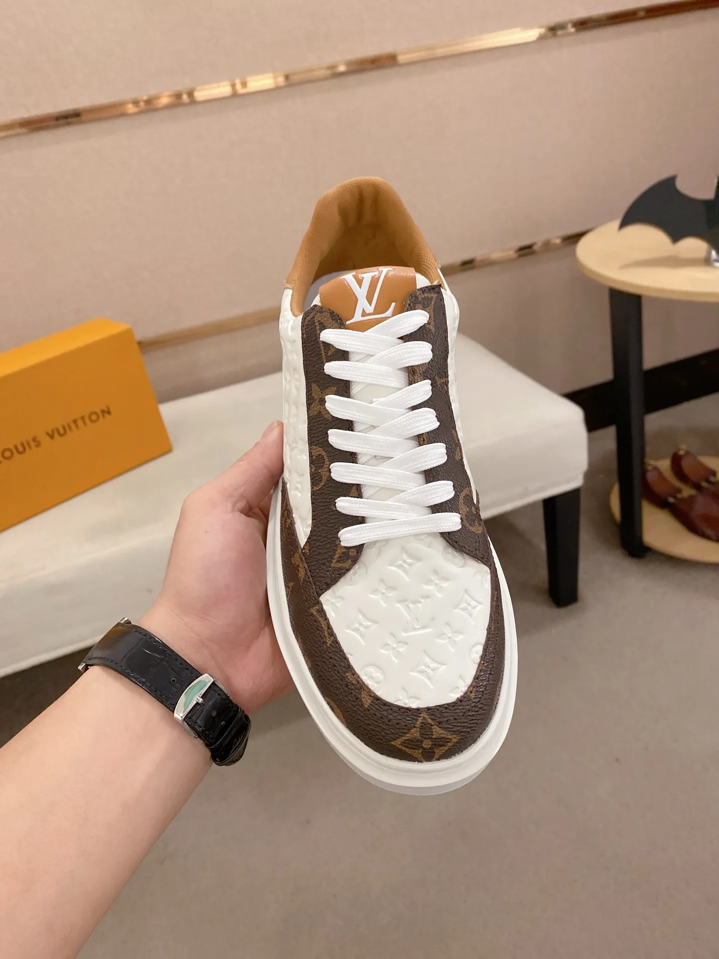 Men's shoes💰:420💰🇮🇹🇮🇹LV Louis Vuitton. The latest trendy casual shoes are popular in physical stores in sizes 38-44. New spring and summer comfortable imported custom original cowhide, unique jacquard fabric element design. Paired with sheepskin lining, Lv original bottom, [taiyang][taiyang] high-end packaging and high quality💪Details determine the quality, you can enter and leave the counter at will, welcome to compare🇮🇹